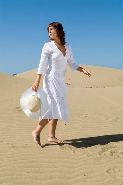 Belle femme marchant dans le désert — Photo