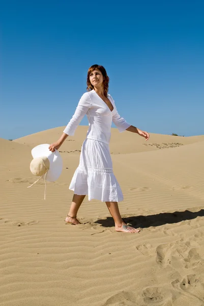 Beautiful woman walking in the desert — Stock Photo, Image