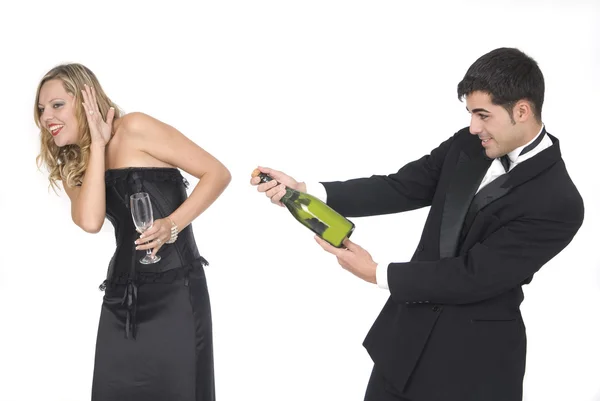 Muž otevírá láhev šampaňského na párty se svou přítelkyní — Stock fotografie