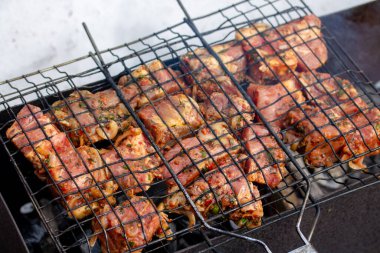 Izgarada marine edilmiş sulu domuz eti.