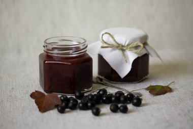 Cam kavanozlarda kuşüzümü reçeli