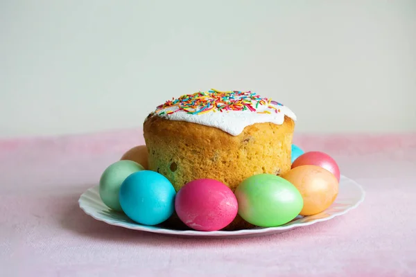 Un plato con huevos de Pascua y pastel — Foto de Stock
