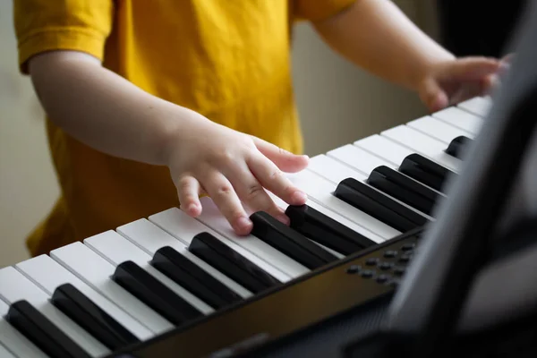 Childs mani sulla tastiera sintetizzatori — Foto Stock