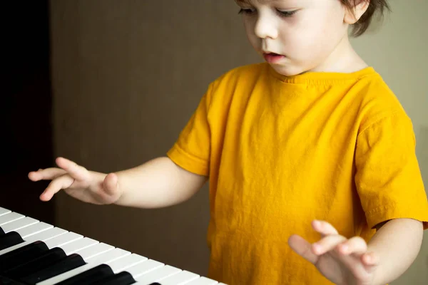 Ein Junge spielt Synthesizer — Stockfoto