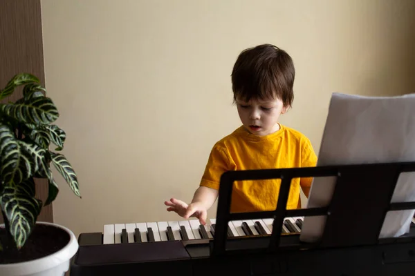 Ein Junge spielt Synthesizer — Stockfoto