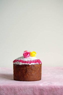 Geleneksel Slav Paskalya pastası serpiştirilmiş