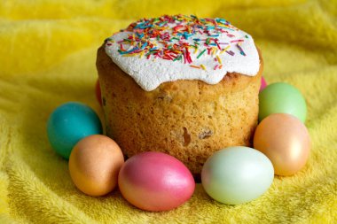 Geleneksel Slav Paskalya pastası serpiştirilmiş