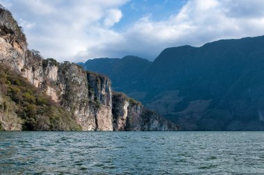 Meksika, Chiapas 'taki Sumidero Ulusal Parkı' ndaki Grijalba Nehri 'ndeki dik kayalık bir kayadan Sumidero Kanyonu manzarası..