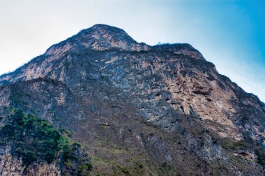 Meksika, Chiapas 'taki Sumidero Ulusal Parkı' ndaki Grijalba Nehri 'ndeki dik kayalık bir kayadan Sumidero Kanyonu manzarası..