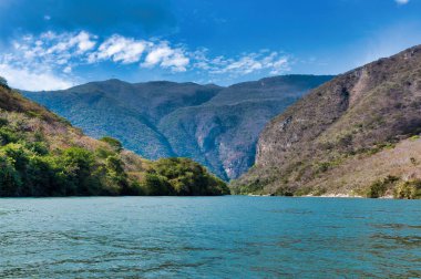 Meksika, Chiapas 'taki Sumidero Ulusal Parkı' ndaki Grijalba Nehri 'ndeki dik kayalık bir kayadan Sumidero Kanyonu manzarası..