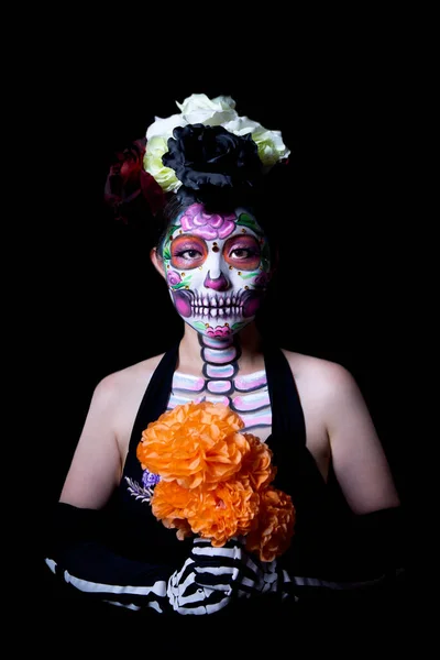 Japon kadın resim çekimi için kafatası şekeri ya da Catrina makyajı ve Meksika geleneksel elbisesi giyer..