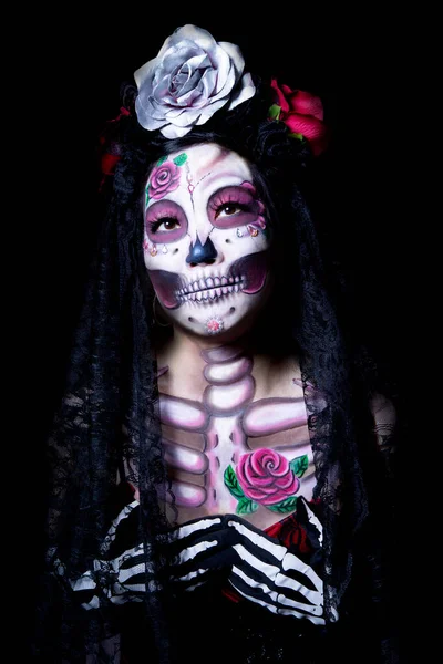 Japon kadın resim çekimi için kafatası şekeri ya da Catrina makyajı ve Meksika geleneksel elbisesi giyer..