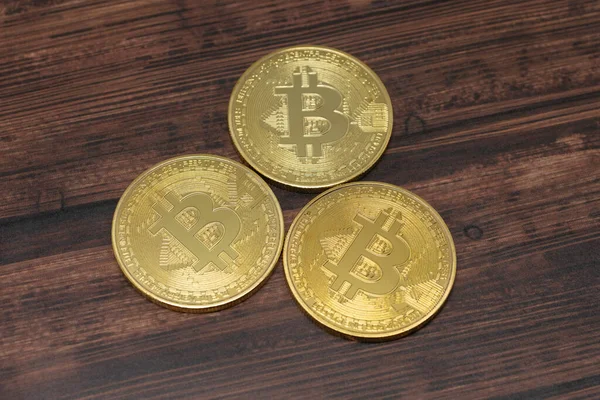 Tahta zemin üzerinde sanal para birimi Altın Bitcoinler.