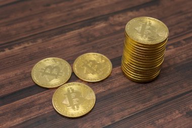Tokyo, Japonya, 20 Ocak 2021 Tahta zemin üzerinde sanal para birimi Altın Bitcoin.