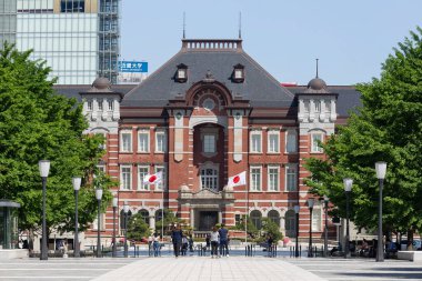 Tokyo, Japonya, 18 Mayıs 2020 Tokyo İstasyonu yakınlarında yüz maskesi takan insanlar.