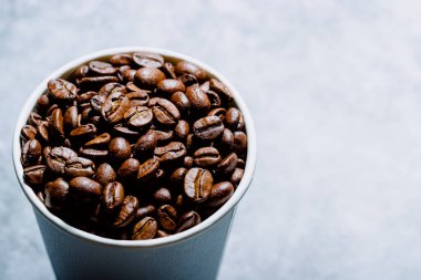 Kavrulmuş kahverengi kahve çekirdeği.