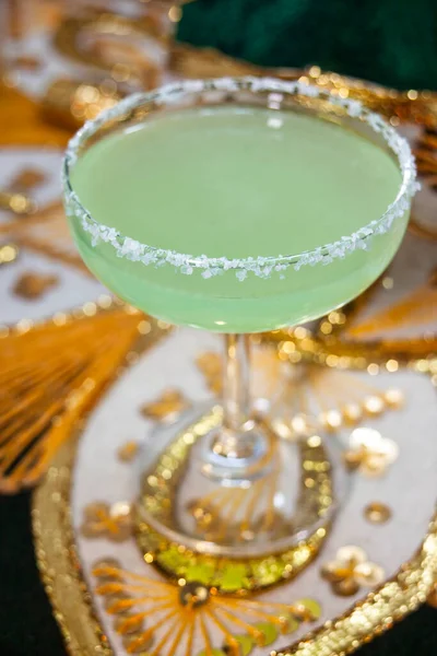 Meksika sombrero 'sunun üzerine margarita kokteyli..