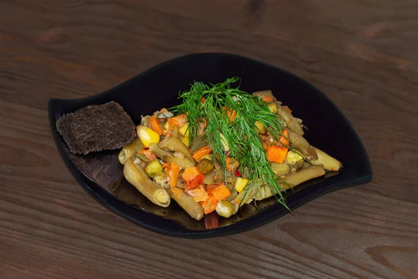 Kuşkonmazlı taze yeşil salata, havuç, mısır, otlar, zeytinyağı. Bir parça çavdar ekmeği. Yakın plan..