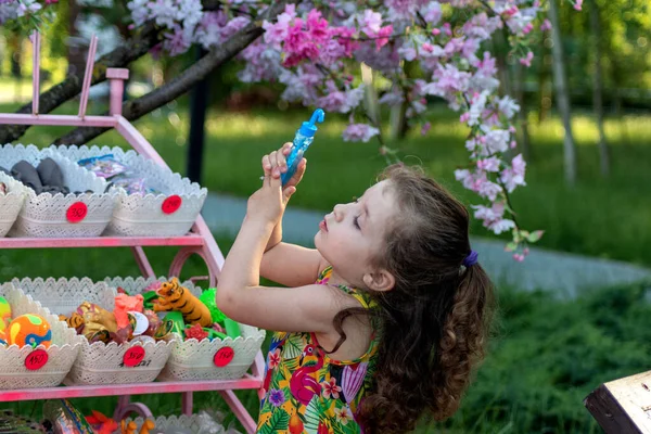 Niño Explorando Burbujas Jabón Juguete Aire Libre Primer Plano — Foto de Stock