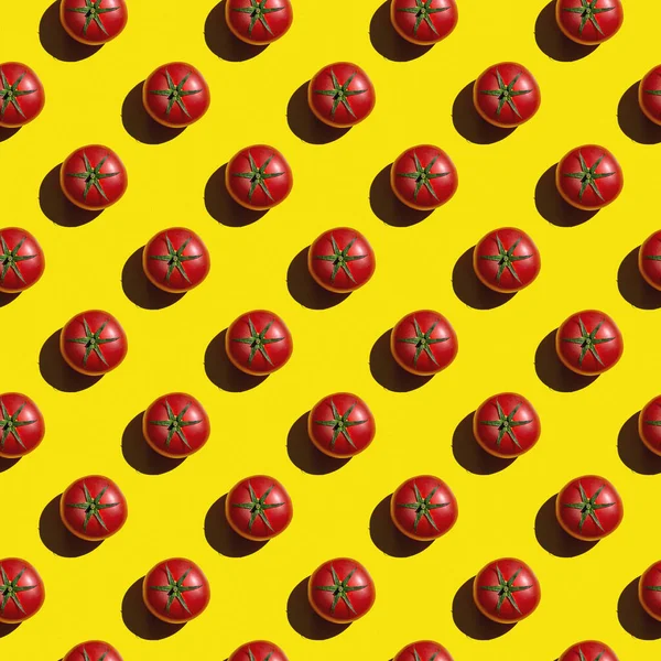 Μοτίβο Από Φρέσκες Κόκκινες Ντομάτες Χρωματιστό Φόντο Έννοια Υγιεινής Διατροφής — Φωτογραφία Αρχείου
