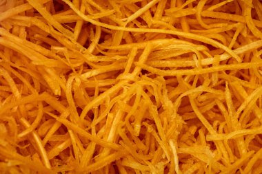 Salata ve turşu için doğranmış havuç. Kore çiğ havuç salatası..