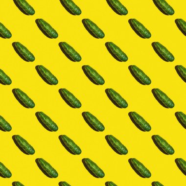 Renkli bir arka planda taze yeşil salatalıkların kusursuz dokusu.