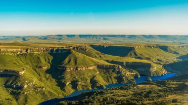 Güneşli bir yaz sabahında güzel bir dağ çayırı manzarası. Kuzey Kafkasya.