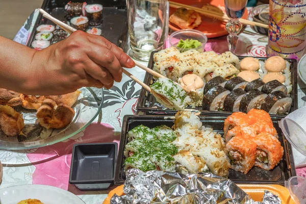 Hermosos Sabrosos Rollos Sushi Sobre Mesa Almuerzo Rápido — Foto de Stock