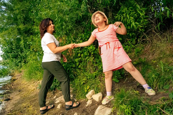 Feliz Mujer Cariñosa Con Hija Naturaleza Día Soleado Verano — Foto de Stock