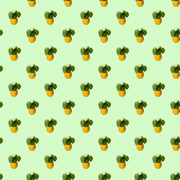 Mogna Saftiga Gula Päron Med Gröna Blad Färgad Bakgrund Sömlösa — Stockfoto