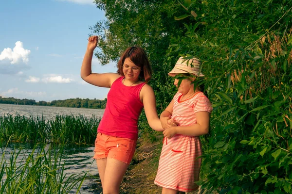 Dos Hermanas Felices Junto Río Una Calurosa Noche Verano — Foto de Stock