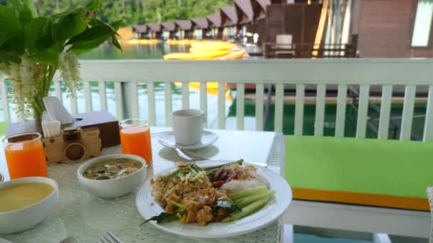 Εστιατόριο στη λίμνη με πλωτά σπίτια Raft με καγιάκ, Khao Sok Park, Ταϊλάνδη — Αρχείο Βίντεο