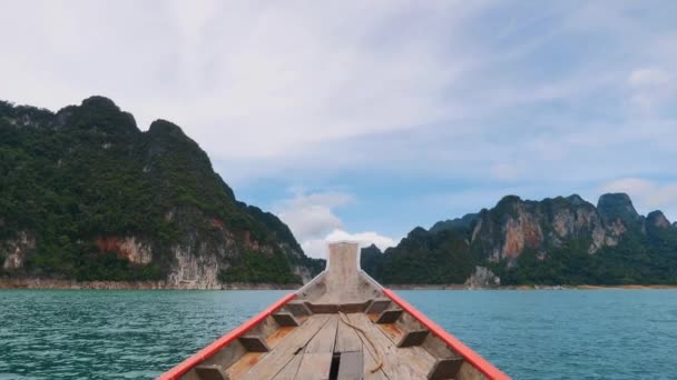 Bootsfahrt auf dem Green Cheow Lan Lake mit tropischen Kalksteinklippen und Bergen — Stockvideo