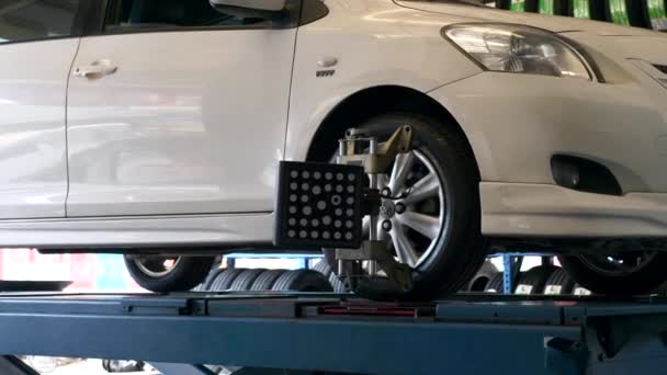 Equilibrio de la rueda del coche de elevación con sensor en la estación de reparación de servicio, dedo del pie de Camber — Vídeo de stock