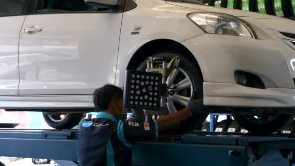Equilibrio mecánico de la rueda de elevación del coche con equipo en la estación de servicio — Vídeos de Stock