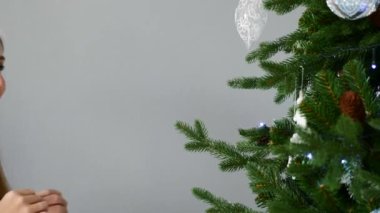 Noel Ağacı Dekorasyonu: Mutlu Genç Kadın Xmas Tatil Hazırlığı