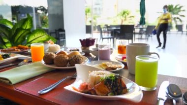 Restoran Öğle Yemeği Konsepti, Yemek Masası, Kahvaltı Tabakları, Garson