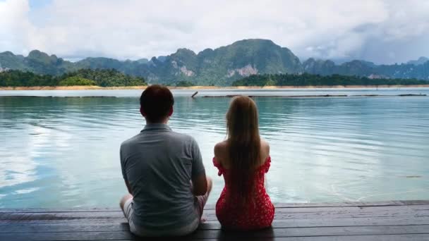 Ζευγάρι σε ημερομηνία Καθίστε μαζί στη λίμνη γέφυρα, ο άνθρωπος φλερτάροντας και να πάρει χαστούκι πρόσωπο — Αρχείο Βίντεο