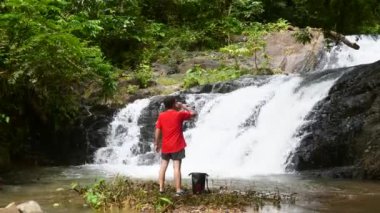 Gezgin Adam Tropikal Şelalenin Tadını Çıkartıyor Seyahat Tatilinde ve İçme Suyunda