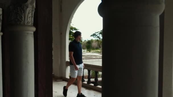 Turista explorando la antigua iglesia en estilo colonial en los trópicos y mirando a su alrededor — Vídeos de Stock