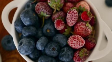 Taze yaban mersini ve çileklerle Beyaz Seramik Kasesine yakınlaştırıyorum.