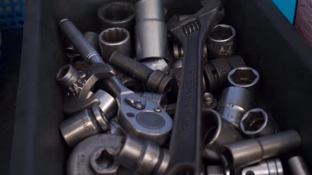 汽车修理店工具箱内工具的近景-可调和气体收缩 — 图库视频影像