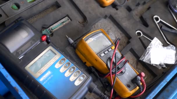 Probador de dispositivos electrónicos sucios usados, medidor, voltímetro, amperímetro o amperímetro — Vídeo de stock