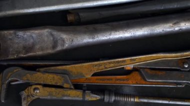 Garaj atölyesindeki Çelik Masa Üzerinde Kullanılabilir Eski Kullanılabilir Gaz Anahtarı