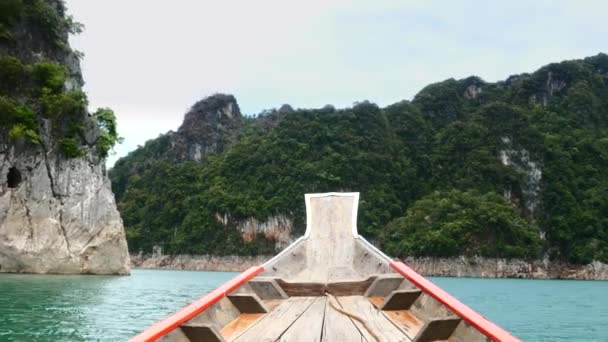 Navegación en barco en aguas turquesas en el lago de montaña de piedra caliza con bosque tropical — Vídeo de stock
