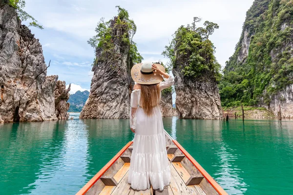 Fiatal Nő Turista Kalap a Hosszúfarkú Csónak Felfedezés Turquoise Cheow Lan Lake — Stock Fotó