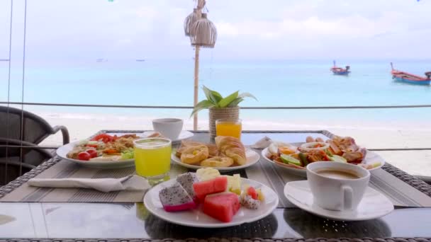 Luksusvakre, ferske frokostblandinger med tropisk havutsikt med båt – stockvideo