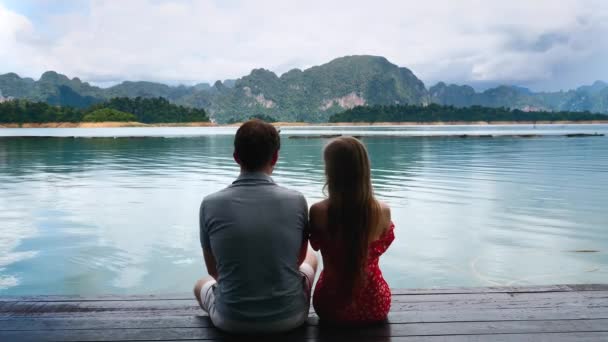 Вид счастливой влюбленной пары, смеющейся и веселящейся на озере Зеленые Горы — стоковое видео