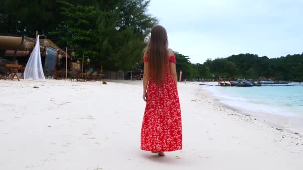 Mujer de viaje en vestido caminando en la playa de arena cerca del hermoso mar azul, Tailandia — Vídeos de Stock