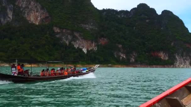 Barco de madeira tradicional Vela em Blue Lake com Green Rain Forest Mountains — Vídeo de Stock